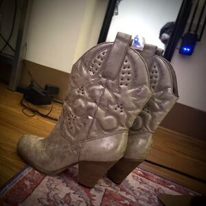 2000s beautiful metallic boots